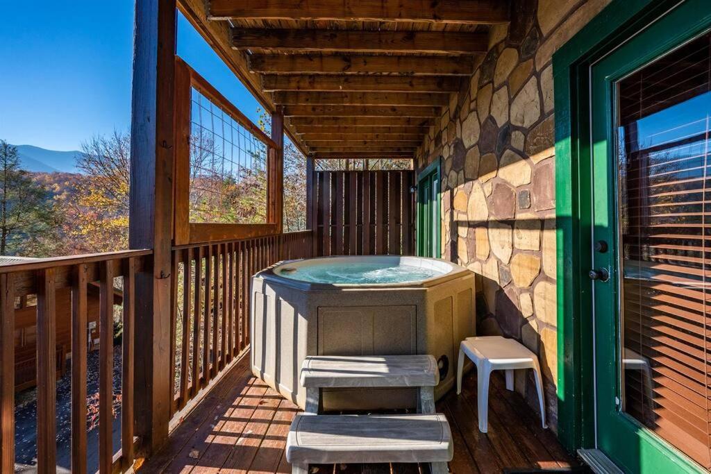 Spacious Smokies Cabin - Hot Tub With Mountain Views Gatlinburg Zewnętrze zdjęcie