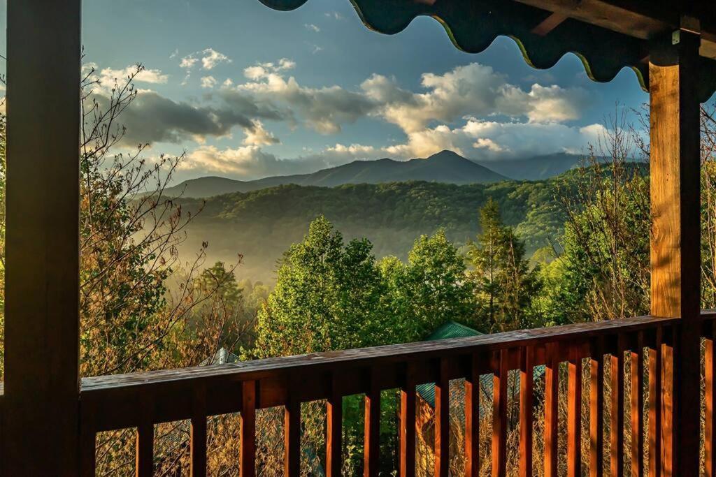 Spacious Smokies Cabin - Hot Tub With Mountain Views Gatlinburg Zewnętrze zdjęcie