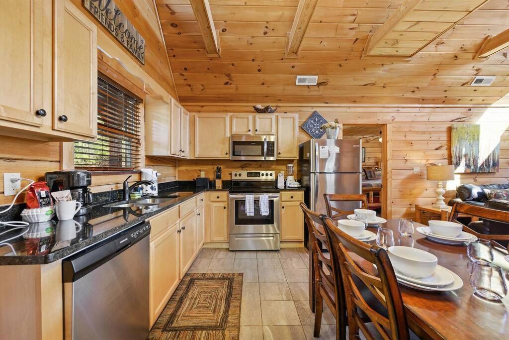 Spacious Smokies Cabin - Hot Tub With Mountain Views Gatlinburg Zewnętrze zdjęcie