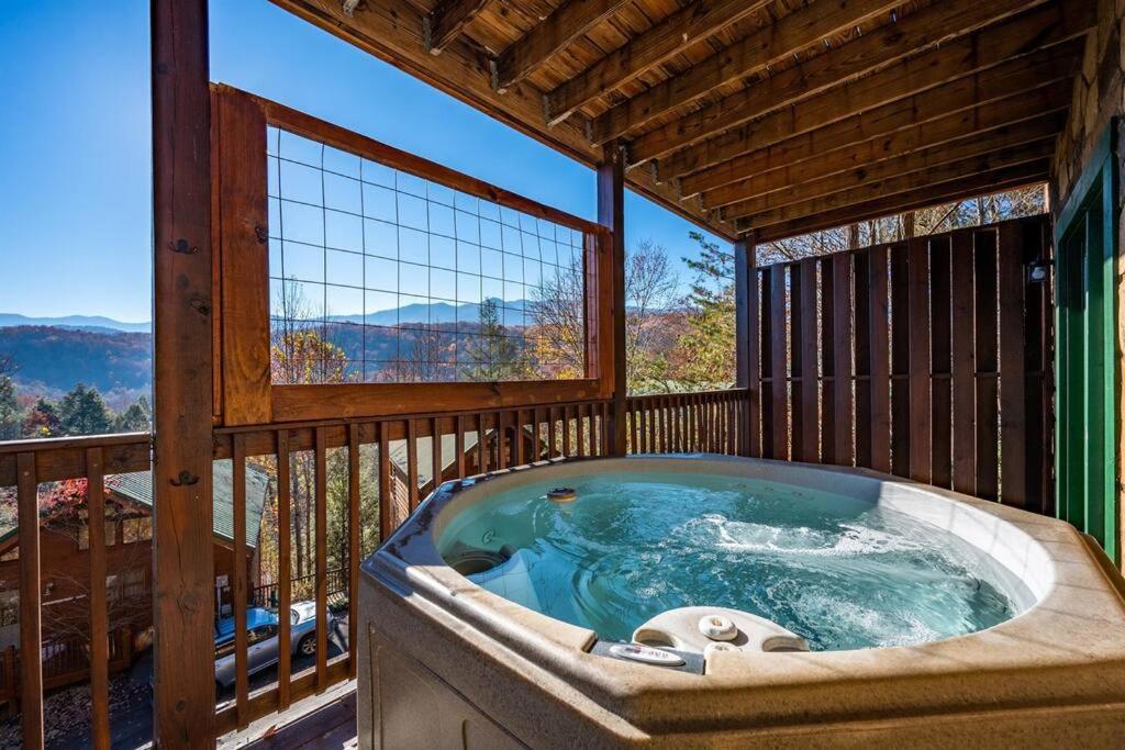 Spacious Smokies Cabin - Hot Tub With Mountain Views Gatlinburg Zewnętrze zdjęcie